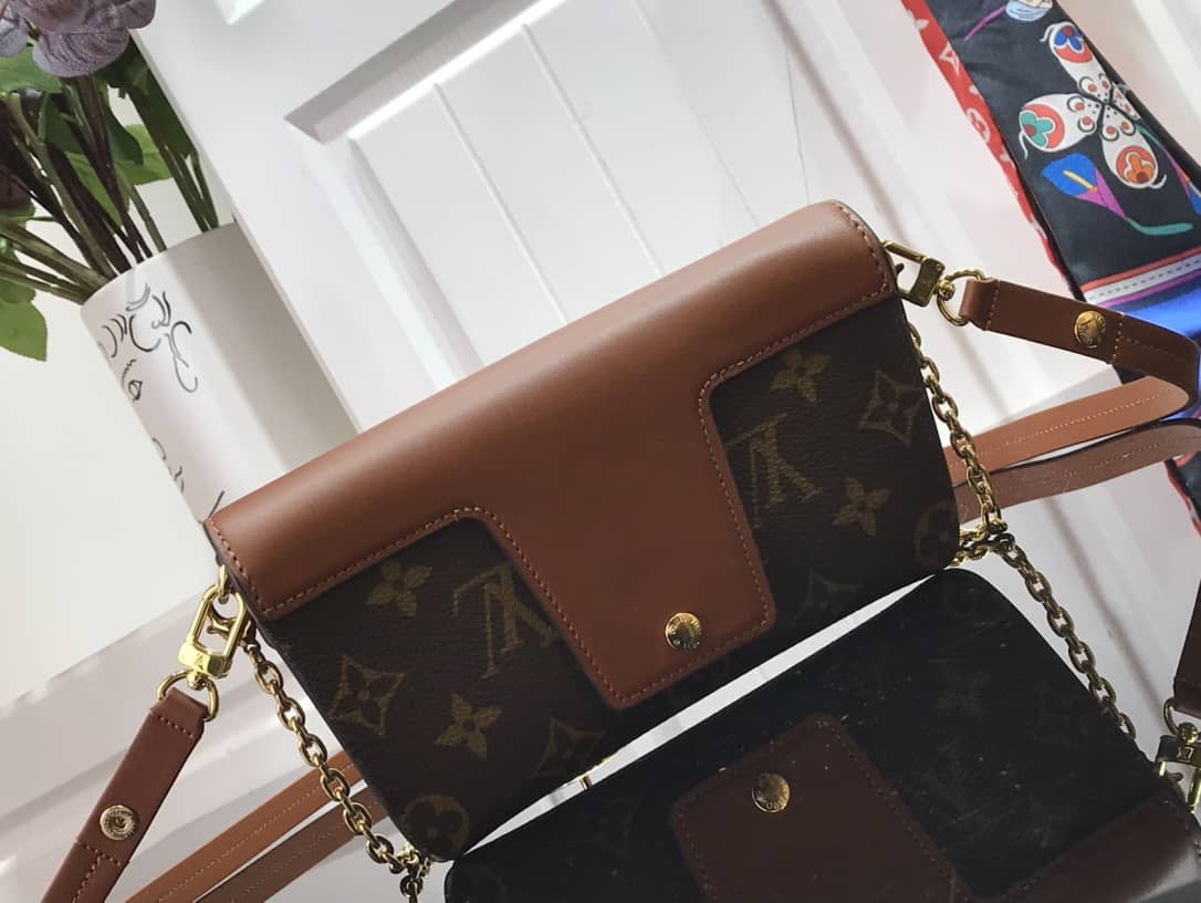 L0vis Vvtt0n Padlock On Strap Monogram Replica Shoulder Bag Brown M80559