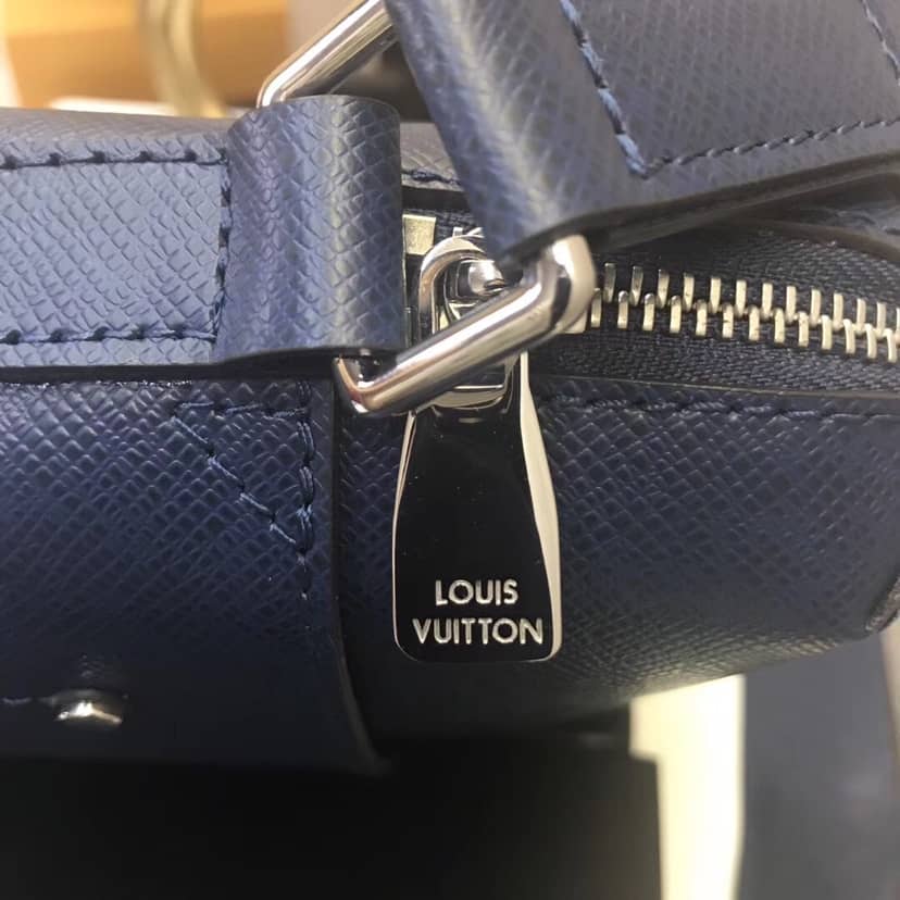 L0vis Vvtt0n Taiga Pochette Grigori Mens Shoulder Bag Replica Blue M30505