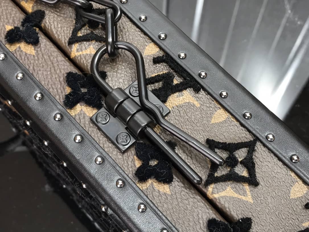 L0vis Vvtt0n Monogram Replica Clutch Box M20233