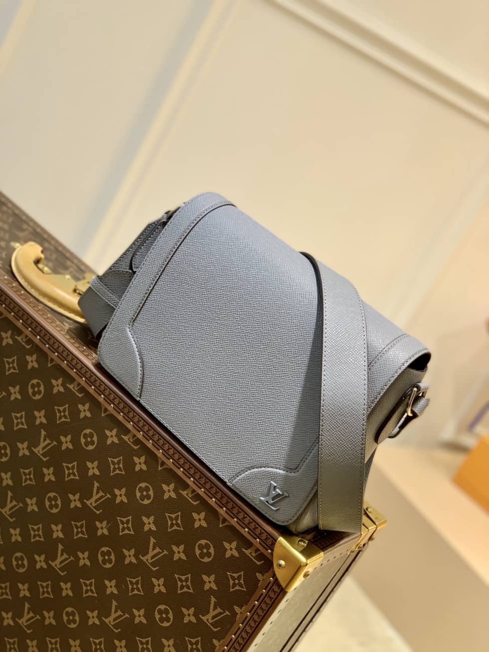 L0vis Vvtt0n New Flap Taiga Noir M30807 Replica Messenger Bag