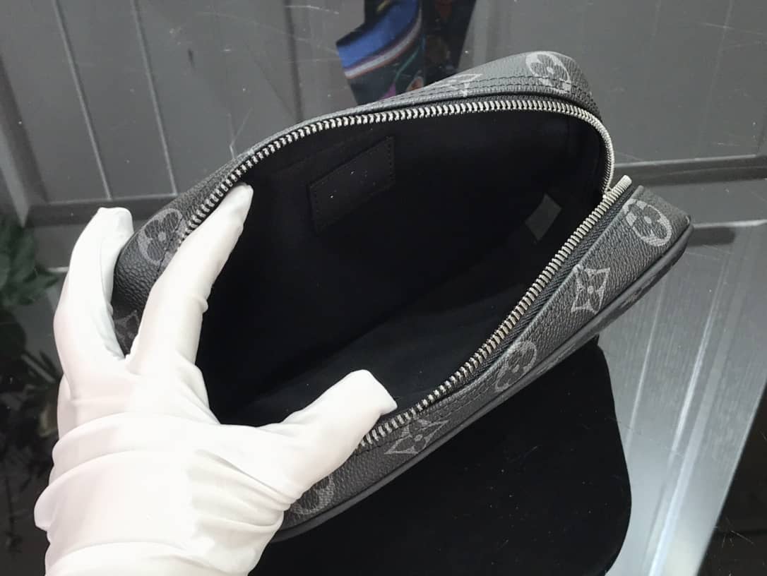 L0vis Vvtt0n Monogram Eclipse Toiletry Pouch M483384