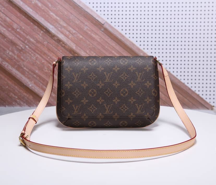 L0vis Vvtt0n Musette Tango Short Strap Replica Shoulder Bag M51257
