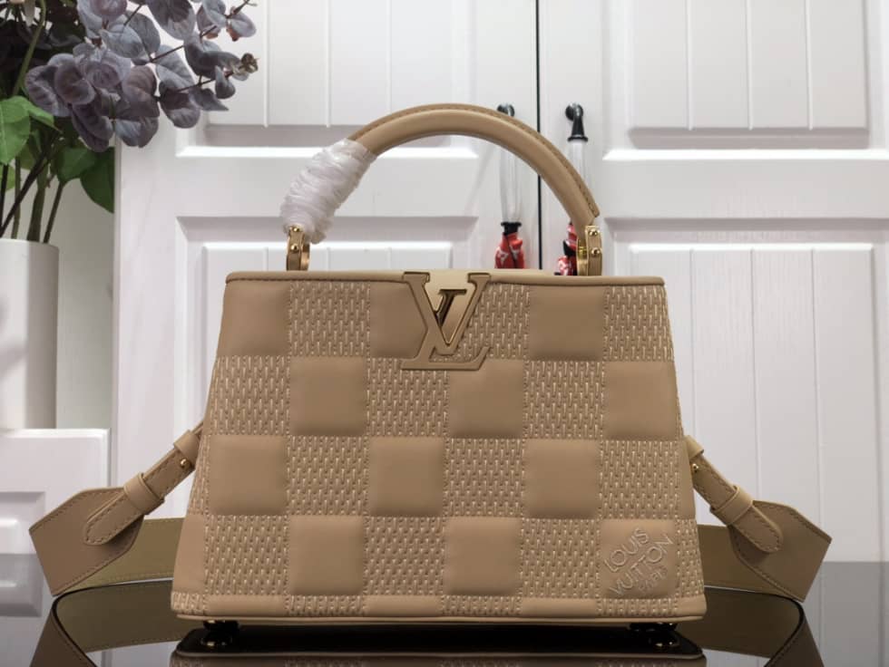 L0vis Vvtt0n Capucines BB Beige M59225 Replica Shoulder Bag