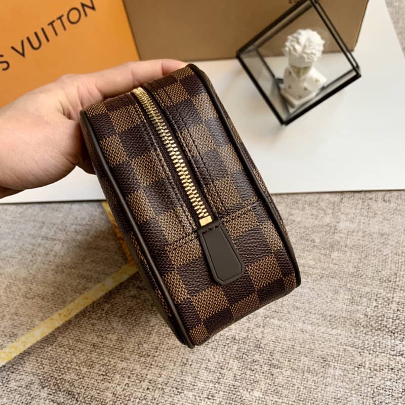 L0vis Vvtt0n Damier Ebene Toiletry Pouch Replica