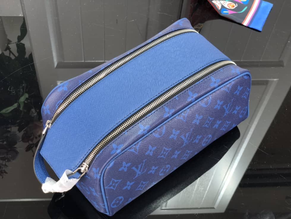 L0vis Vvtt0n Dopp Kit Toilet Pouch Monogram Canvas M44494 Replica