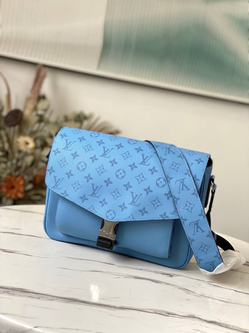 L0vis Vvtt0n Monogram Flap Leather Small Messenger Bag Replica Blue M30745