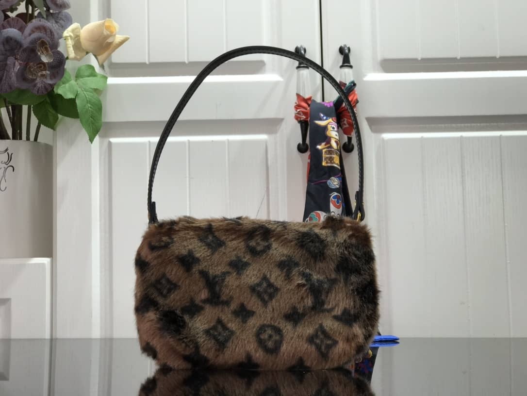 L0vis Vvtt0n Mink Monogram Vision Milla PM Replica Pochette