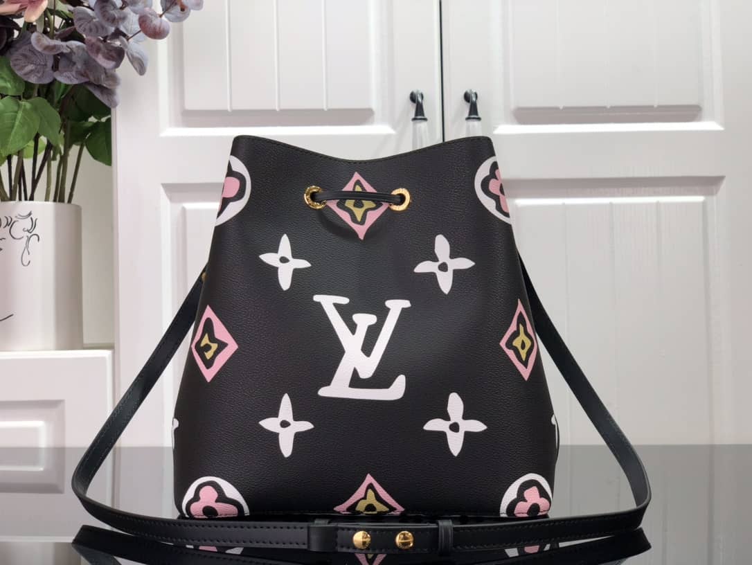 L0vis Vvtt0n Neo Noe Monogram Giant PVC Canvas Replica Shoulder Bag M45821