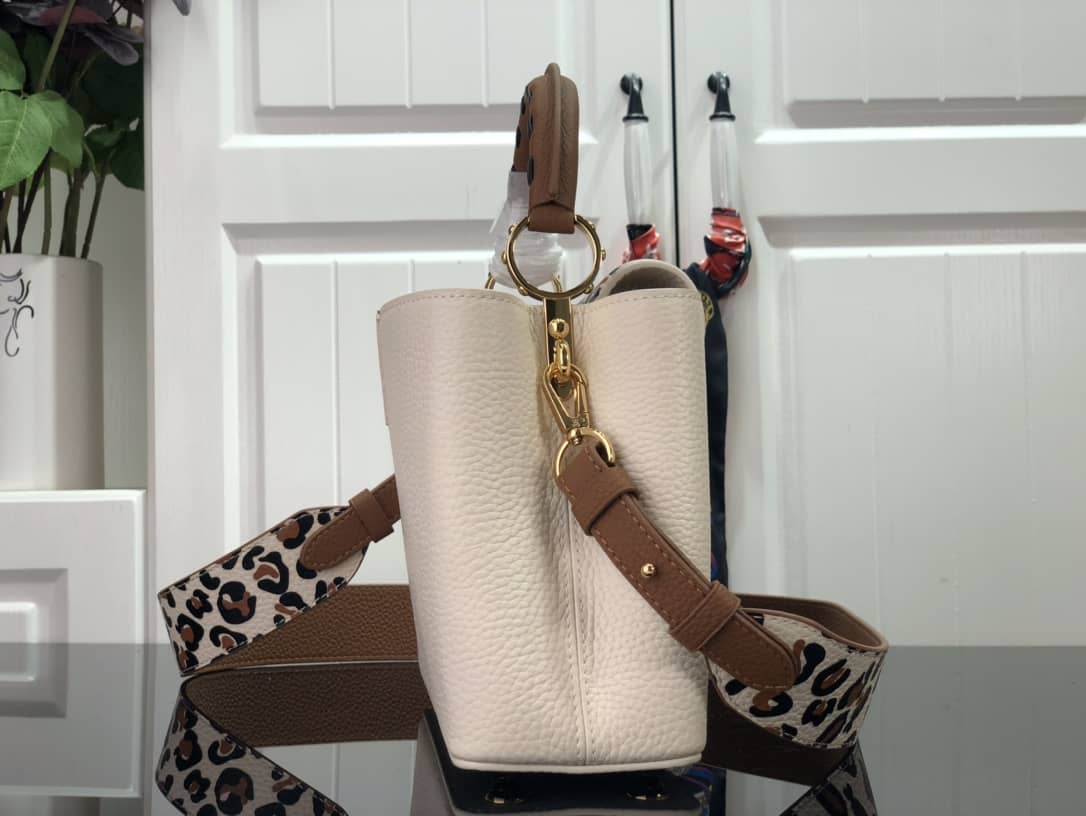 L0vis Vvtt0n Capucines BB Calfskin Handbag Beige