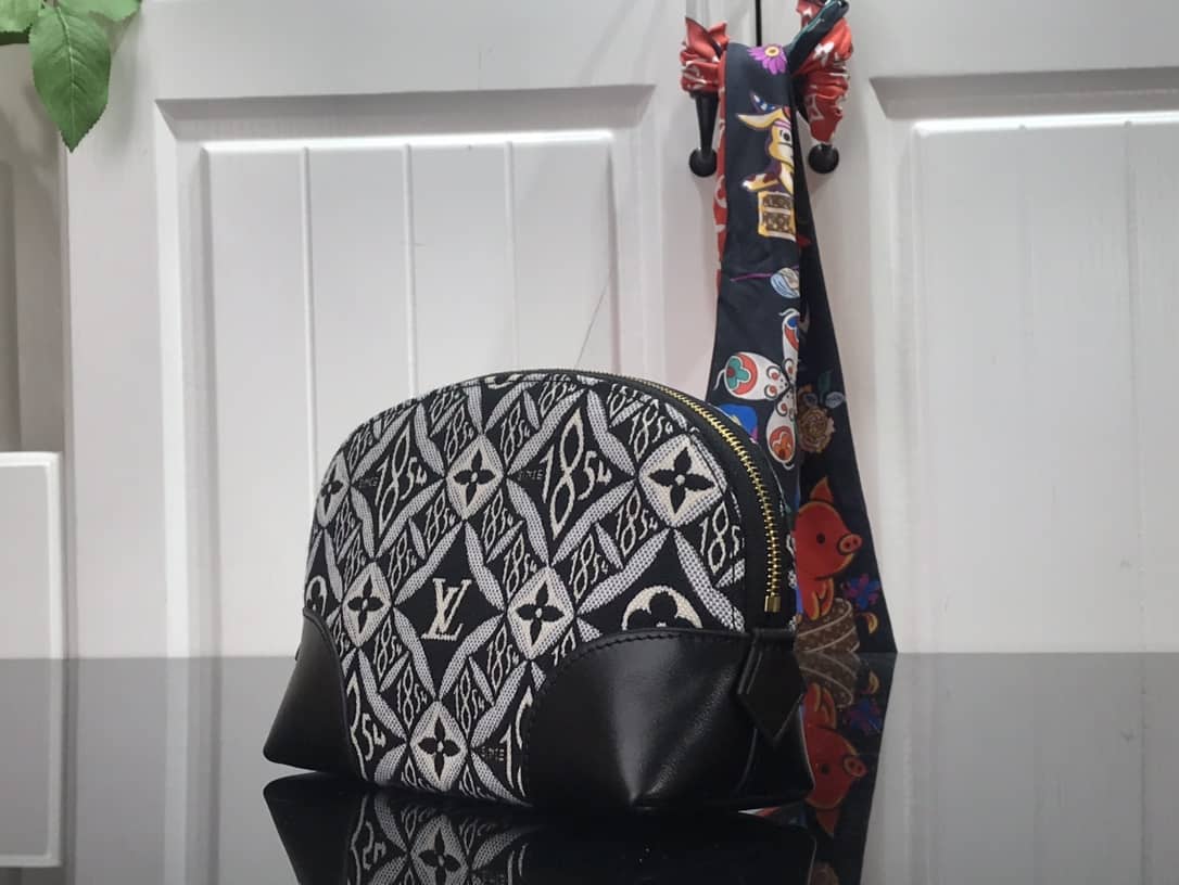 L0vis Vvtt0n Monogram Cosmetic Bag Replica Black M69991