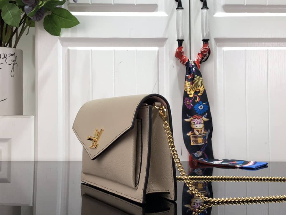 L0vis Vvtt0n Mylockme Chain Pochette M63471 Replica Crossbody Bag