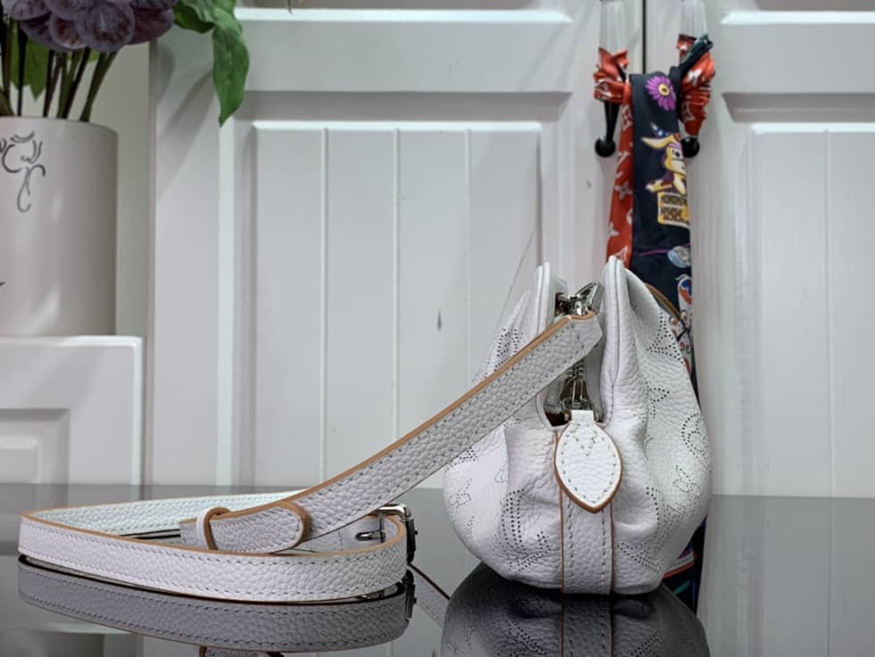 L0vis Vvtt0n Monogram Mahina Scala Mini M80092 Replica Crossbody Bag