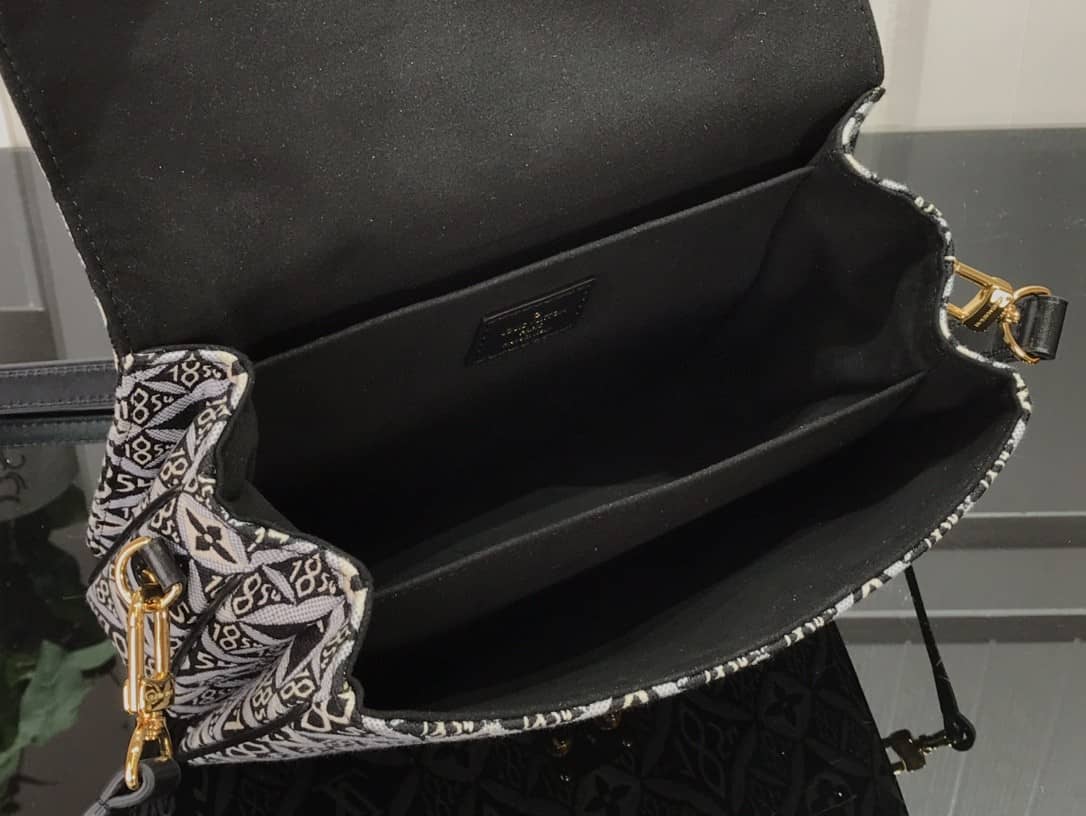 L0vis Vvtt0n Pochette Mestis MM Monogram Canvas Replica Shoulder Bag M57272
