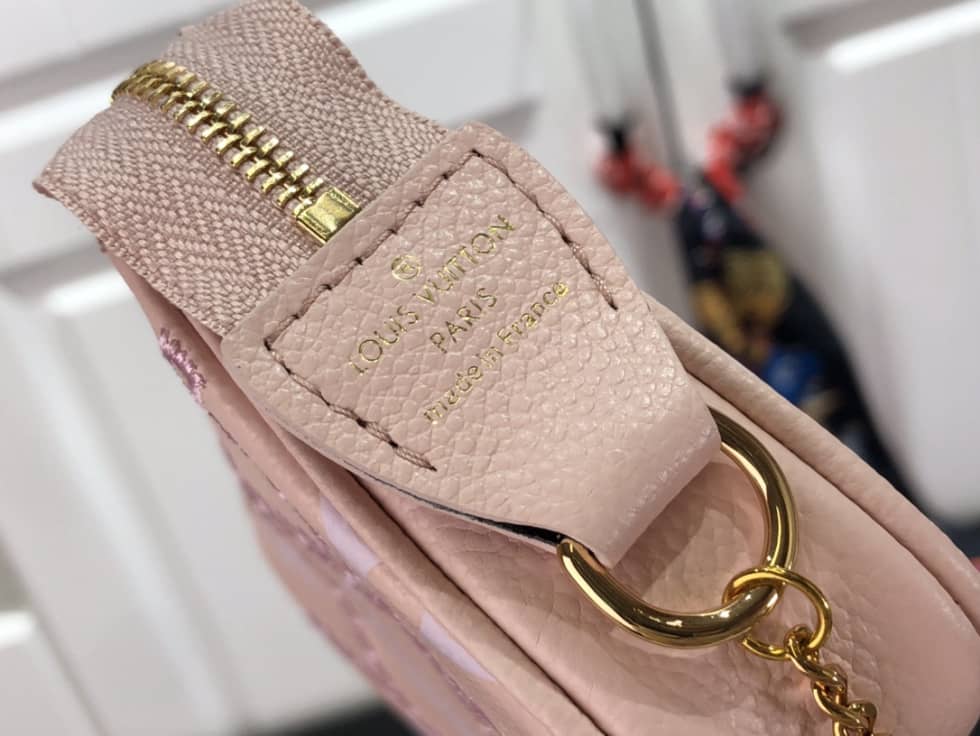 L0vis Vvtt0n Mini Pochette Accessoires Empreinte Broderies Pink M81140 Replica