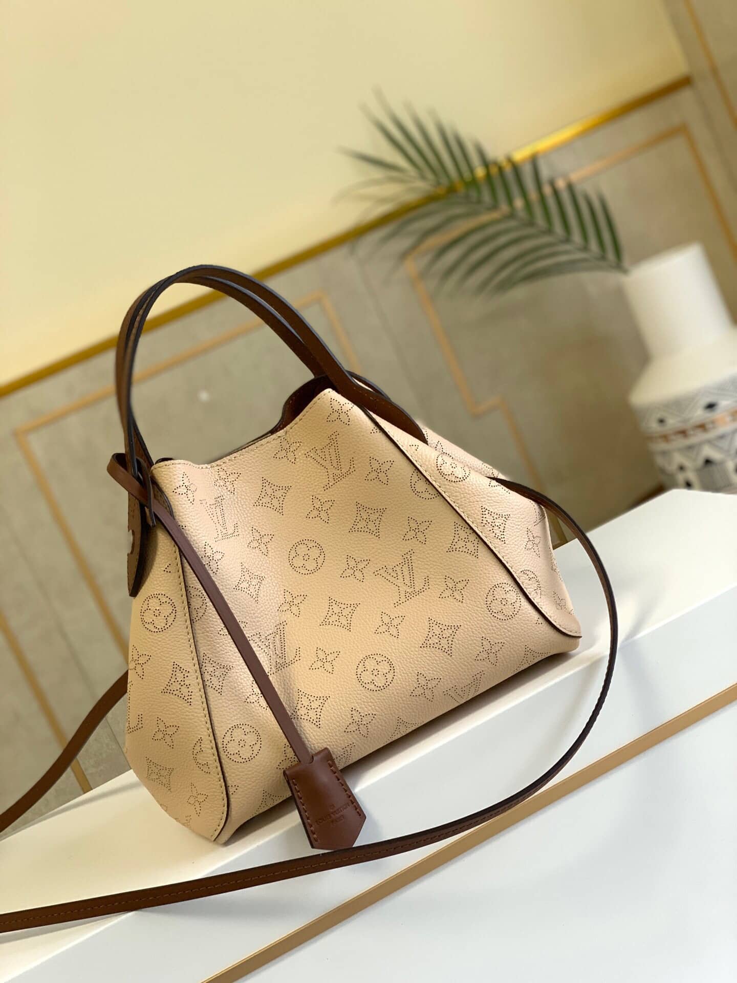 L0vis Vvtt0n Mahina Hina PM Leather Tote Replica Beige M54353