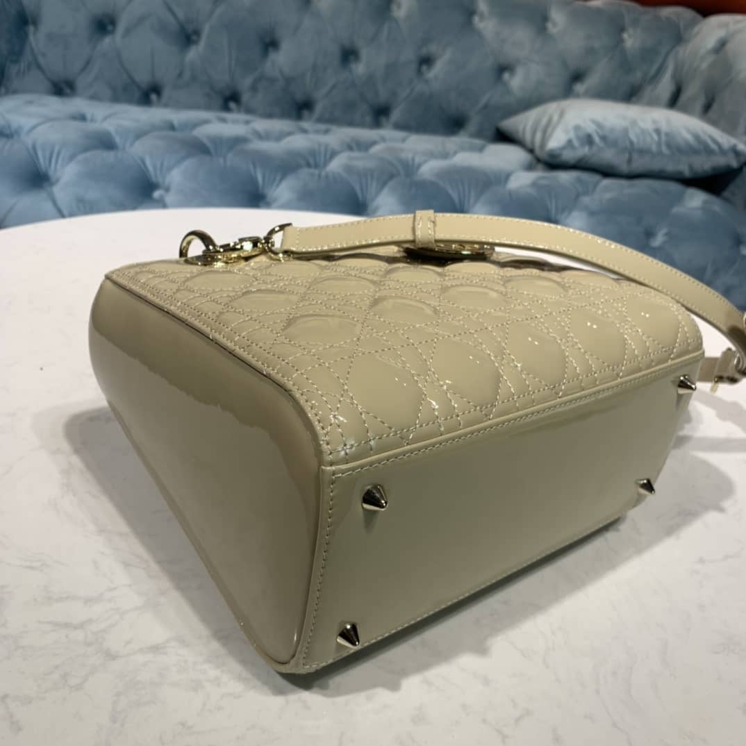 Chr1st1an D10r Lady D10r 24CM Replica Bag