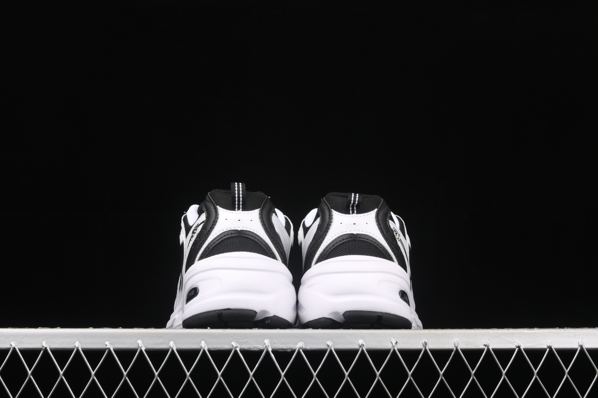 530v2 Retro Black White MR530SJ