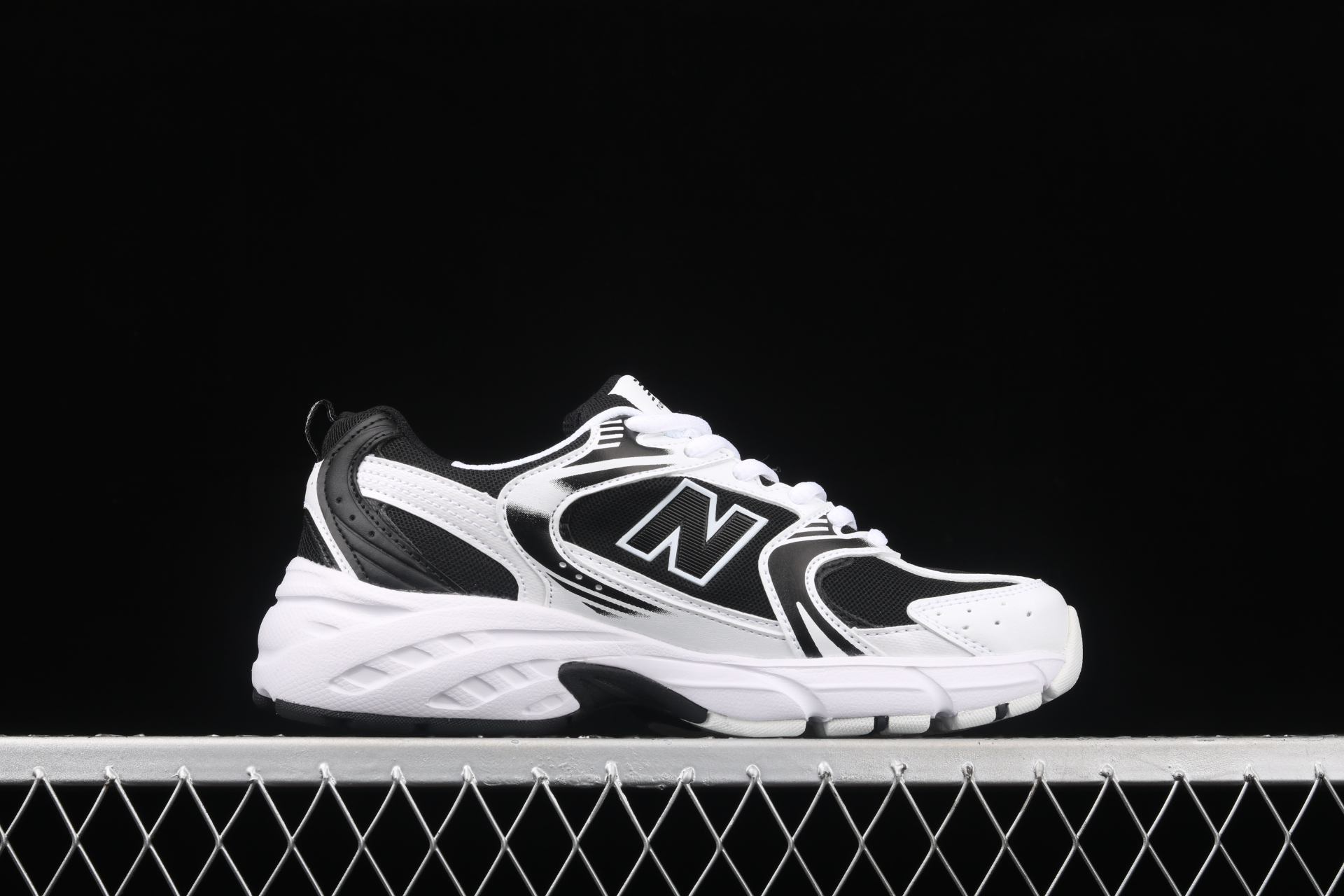 530v2 Retro Black White MR530SJ