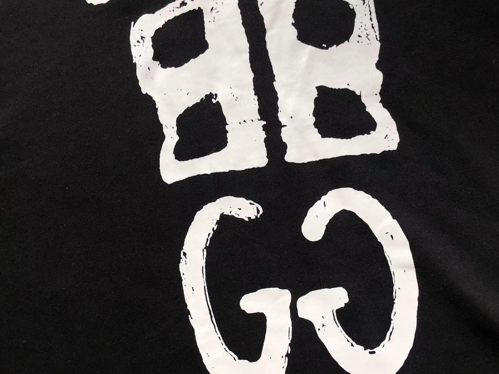 Gvc*1 x Ba1en*iaga Sweatshirt
