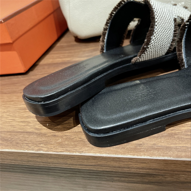 H**me5 H buckle slippers