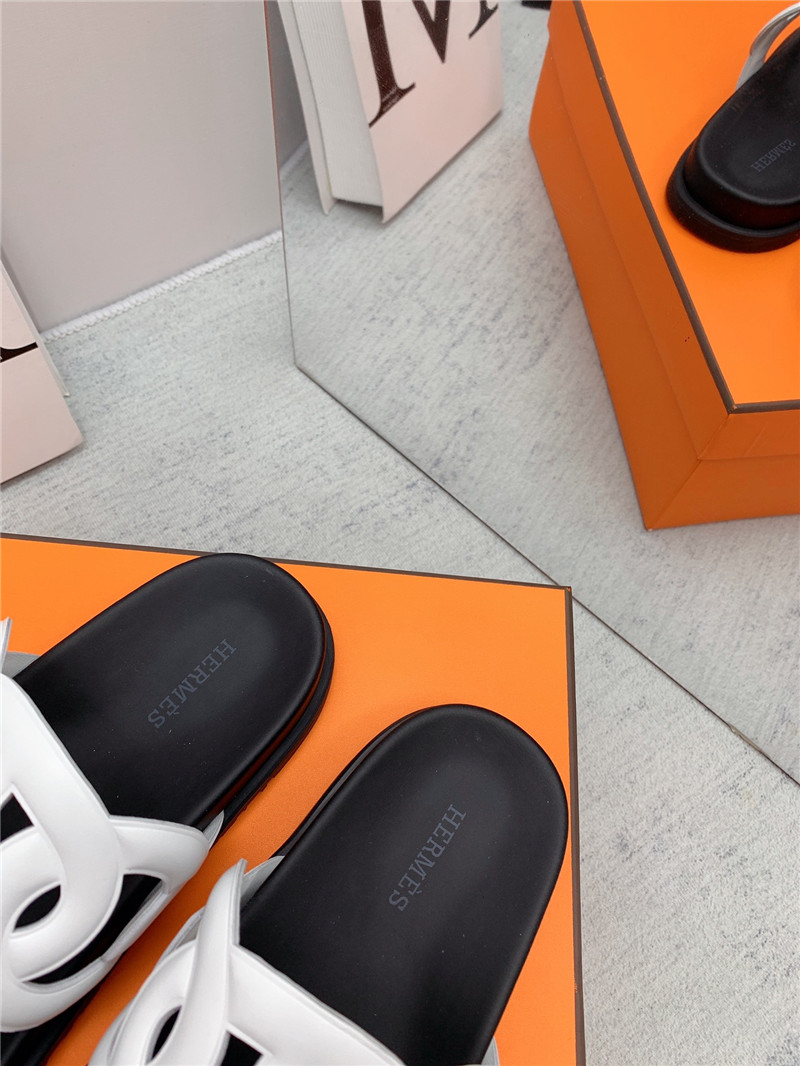H**me5 flat sandals
