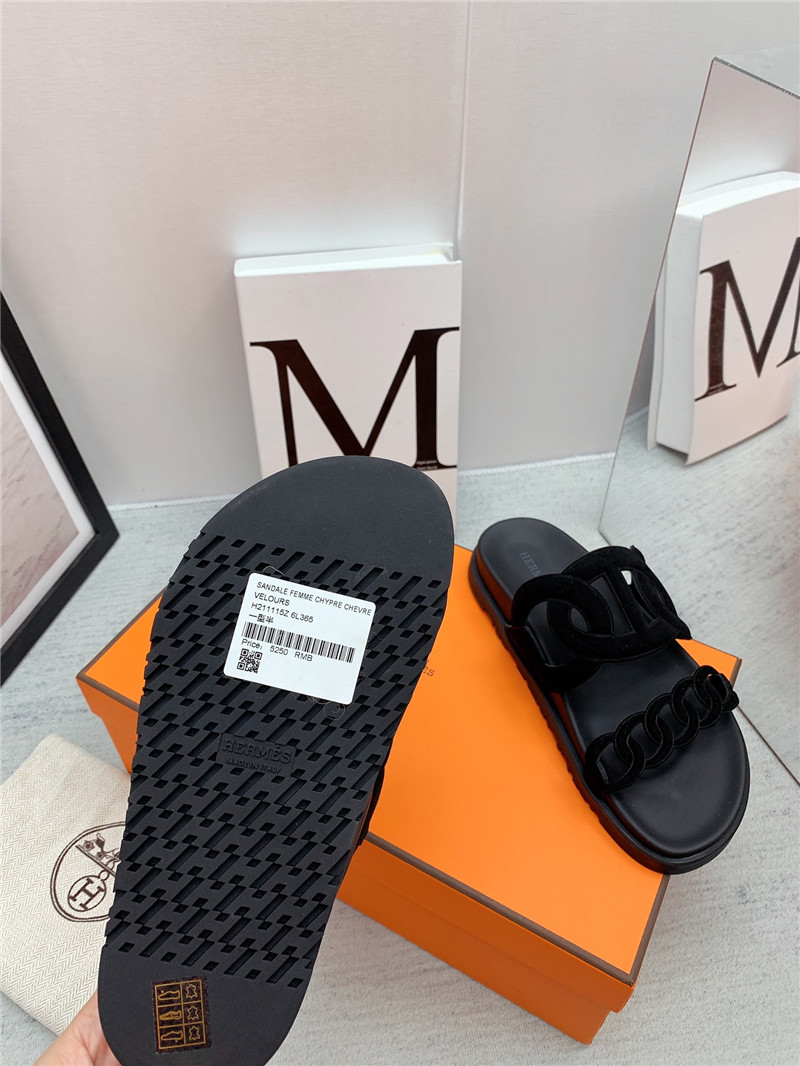 H**me5 flat sandals