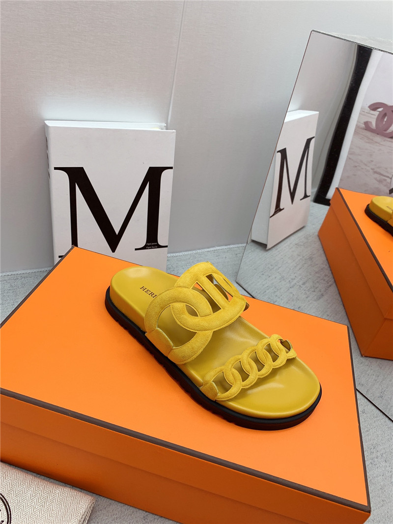H**me5 flat sandals