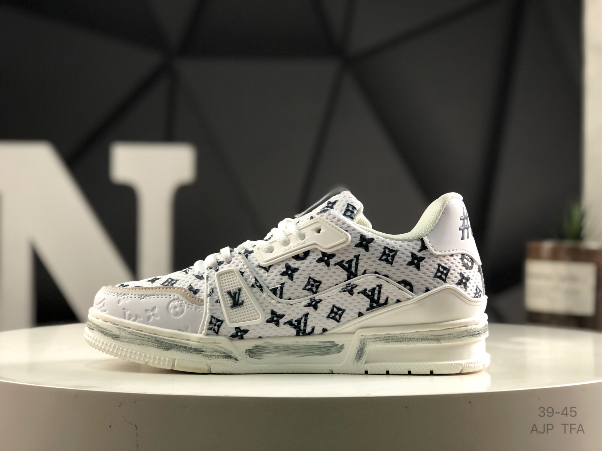 L0vis Vvtt0n Trainer Sneakers Replica