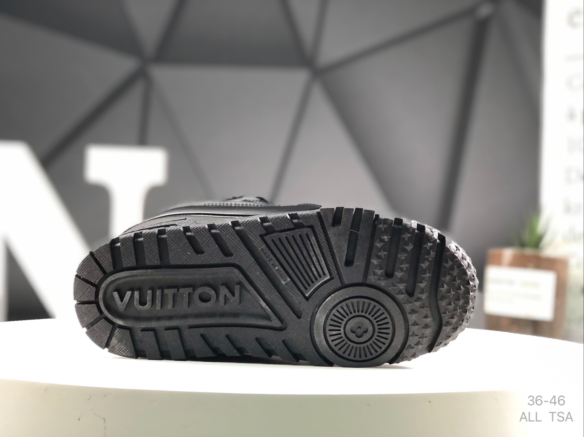 L0vis Vvtt0n Trainer Sneakers Replica