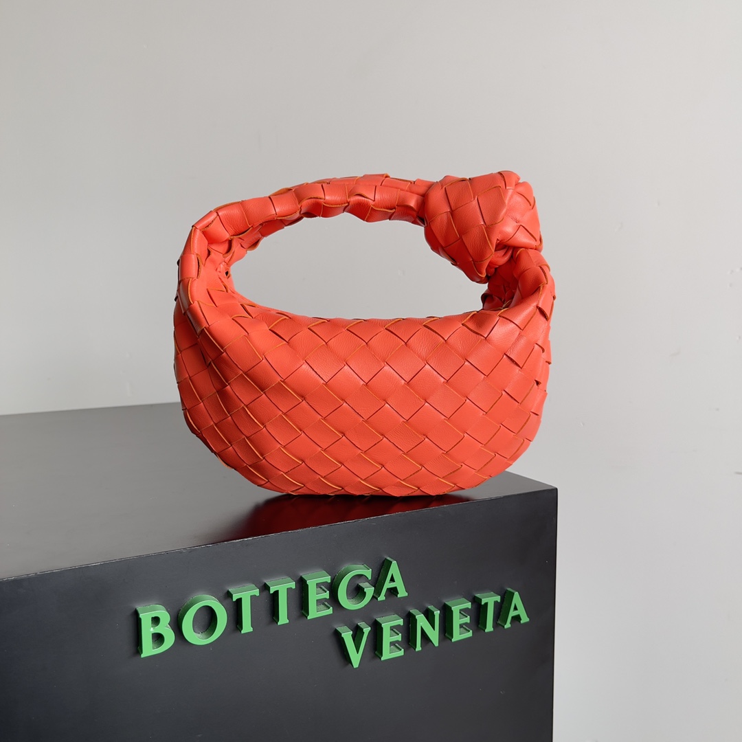 B0tt*ga Ven*ta Woman