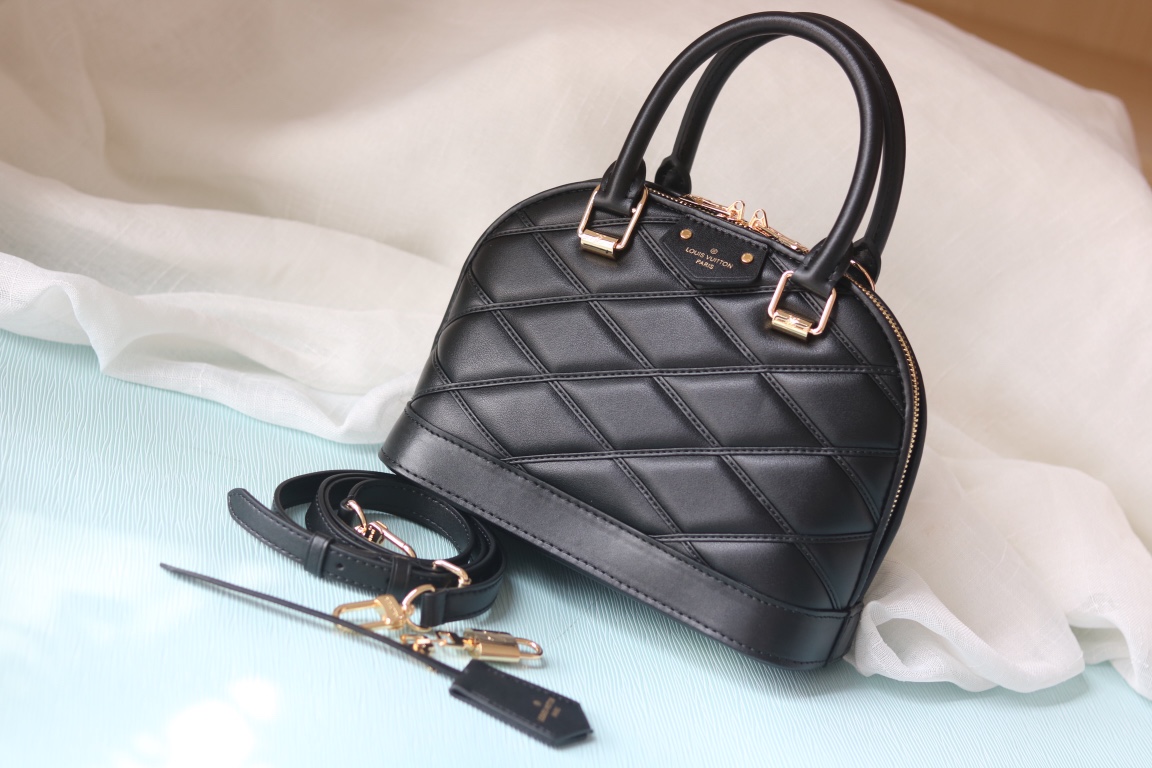 L0vis Vvtt0n black D1am0nd full leather shell bag series Alma BB shell handbag